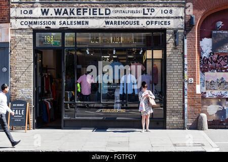 Altmodische Kleidung Shop auf Commercial Street in Shoreditch, London. Stockfoto
