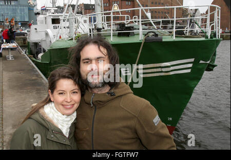 Rostock, Deutschland. 22. Februar 2016. Michael Buschheuer (R), Gründer der Flüchtling-Initiative "Meeres-Auge", stellt mit seiner Lebensgefährtin Hannelore Korduan vor einem Cutter der Initiative, in Rostock, Deutschland, 22. Februar 2016. Nach seiner Taufe ist der Fräser Kopf bis zum Mittelmeer, Flüchtlinge in Not zu retten. Bildnachweis: Dpa picture Alliance/Alamy Live News Stockfoto