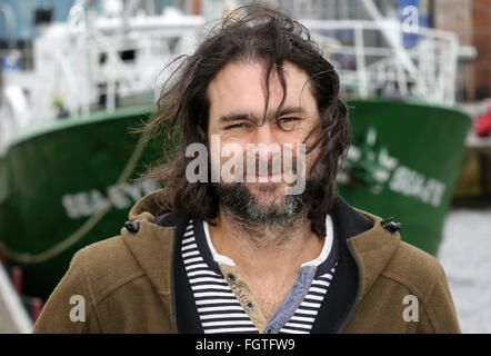 Rostock, Deutschland. 22. Februar 2016. Michael Buschheuer, Gründer der Flüchtling-Initiative "Meeres-Auge," posiert vor einem Cutter der Initiative, in Rostock, Deutschland, 22. Februar 2016. Nach seiner Taufe ist der Fräser Kopf bis zum Mittelmeer, Flüchtlinge in Not zu retten. Bildnachweis: Dpa picture Alliance/Alamy Live News Stockfoto