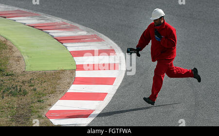 Barcelona, Spanien. 22. Februar 2016. Ein Rennen Marschall läuft über die Strecke während einer Trainingseinheit für die kommende Formel-1-Saison an der Circuit de Barcelona - Catalunya in Barcelona, Spanien, 22. Februar 2016. Foto: Jens Büttner/Dpa/Alamy Live News Stockfoto