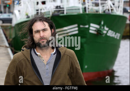 Rostock, Deutschland. 22. Februar 2016. Michael Buschheuer, Gründer der Flüchtling-Initiative "Meeres-Auge," posiert vor einem Cutter der Initiative, in Rostock, Deutschland, 22. Februar 2016. Nach seiner Taufe ist der Fräser Kopf bis zum Mittelmeer, Flüchtlinge in Not zu retten. Bildnachweis: Dpa picture Alliance/Alamy Live News Stockfoto