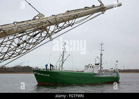 Rostock, Deutschland. 22. Februar 2016. Die Schere der Köpfe der Initiative "Meeres-Auge" auf das Mittelmeer, Flüchtlinge in Not, in Rostock, Deutschland, 22. Februar 2016 zu retten. Bildnachweis: Dpa picture Alliance/Alamy Live News Stockfoto