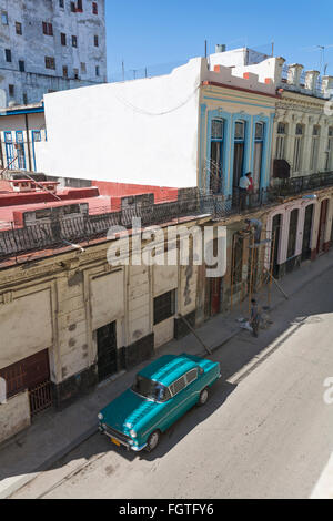 Blickte auf alten Opel Rekord Auto geparkt in der Straße mit den Arbeitnehmern auf Gerüsten in Havanna, Kuba Stockfoto