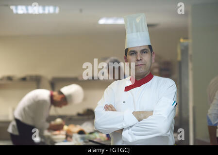 Koch in Hotelküche vorbereiten und dekorieren Essen Stockfoto