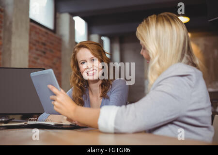 Porträt des Lächelns Geschäftsfrauen in Diskussion Stockfoto