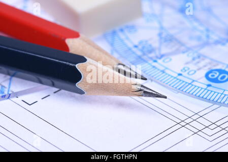 Bleistifte, Lineale und elektrische Schema closeup Stockfoto