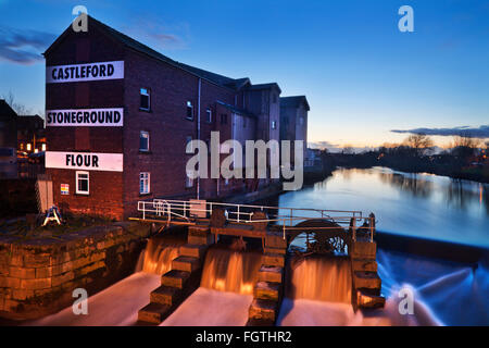 Mühle in Twilight Castleford Yorkshire England Königinnen Stockfoto