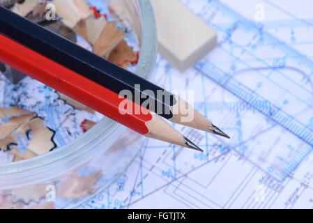 Bleistifte, Lineale und elektrische Schema closeup Stockfoto