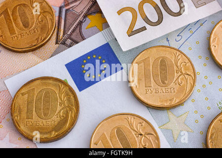 Rubel Münzen auf Euro-Banknoten. Hautnah. Stockfoto