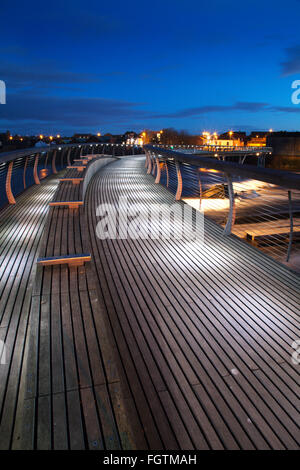 Castleford Fußgängerbrücke über den Fluss Aire an der Dämmerung Castleford Yorkshire in England Stockfoto