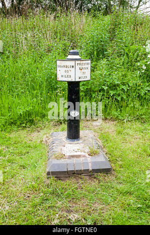 Eine gusseiserne Wegweiser sagen England 60 Meilen und Preston brook 32 Meilen auf dem Trent und Mersey Kanal in Stoke-on-Trent Stockfoto