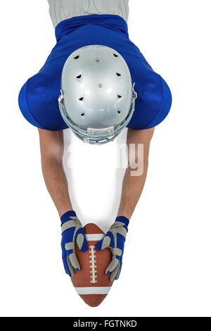 Erhöhte Ansicht des American Footballspieler in Richtung Ball zu erreichen Stockfoto