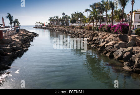 Marinal gesäumt von Blumen in der Pcturesque Ferienort Puerto de Mogan, Gran Canaria, Kanarische Inseln, Spanien, Europa Stockfoto