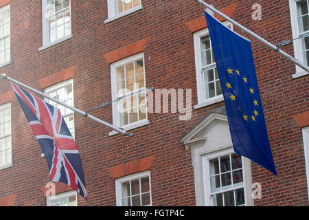 London UK. 22. Februar 2016. Union Jack und europäischen Flaggen neben jeder außerhalb Europa-Haus der Vertretung der Europäischen Kommission im Vereinigten Königreich nach Hause fliegen, wie Premierminister David Cameron Mitgliedern steht des Parlaments um seinen Fall für einen Aufenthalt in der Europäischen Union-Kredit zu präsentieren: Amer Ghazzal/Alamy Live-Nachrichten Stockfoto