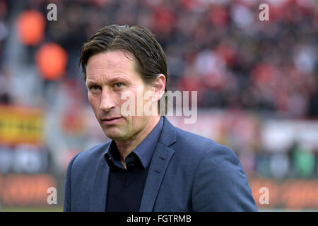 Leverkusen, Deutschland. 21. Februar 2016. Leverkusens Trainer Roger Schmidt vor der deutschen Fußball-Bundesliga-Fußball im Bild Kopf match zwischen Bayer 04 Leverkusen und Borussia Dortmund in der BayArena in Leverkusen, Deutschland, 21. Februar 2016. Foto: FEDERICO GAMBARINI/Dpa/Alamy Live News Stockfoto