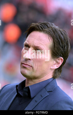 Leverkusen, Deutschland. 21. Februar 2016. Leverkusens Trainer Roger Schmidt vor der deutschen Fußball-Bundesliga-Fußball im Bild Kopf match zwischen Bayer 04 Leverkusen und Borussia Dortmund in der BayArena in Leverkusen, Deutschland, 21. Februar 2016. Foto: FEDERICO GAMBARINI/Dpa/Alamy Live News Stockfoto