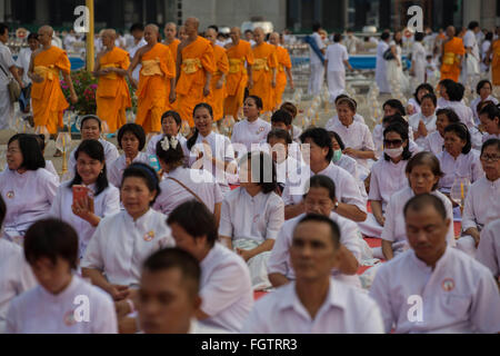 Bangkok, Bangkok, Thailand. 22. Februar 2016. Buddhistische Gläubige beten während einer jährlichen Zeremonie im Wat Phra Dhammakaya Tempel im Norden von Bangkok, Thailand am 22. Februar, feiern 2016.Thai Menschen die buddhistischen im Uhrzeigersinn Umrundung und Makha Pratipa Laterne Beleuchtungszeremonie am Dhammakaya Tempel auf '' Makha Bucha-Tag '' während der dritten Mond Mond, wo rund 1250 Mönche versammelt, um vom Buddha geweiht werden. © Guillaume Payen/ZUMA Draht/Alamy Live-Nachrichten Stockfoto