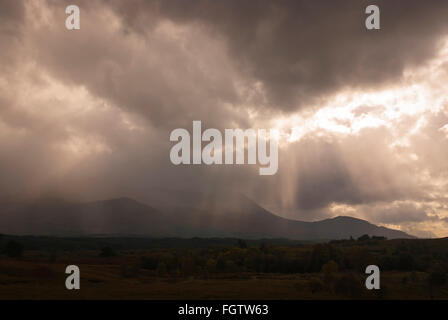 Gewitterwolken und Crepuscular rays über Ben Nevis, Lochaber, Schottland Stockfoto