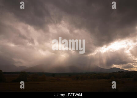 Gewitterwolken und Crepuscular rays über Ben Nevis, Lochaber, Schottland Stockfoto