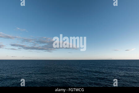 Blaues Meer, Blauer Himmel, Sanremo, Riviera, Ligurien, Italien | blaues Meer, blauer Himmel, Sanremo, Riviera, Ligurien, Italien Stockfoto