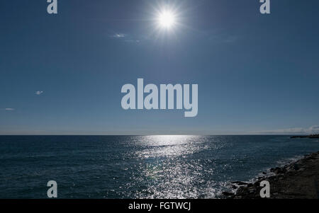 Blaues Meer, Blauer Himmel, Sanremo, Riviera, Ligurien, Italien | blaues Meer, blauer Himmel, Sanremo, Riviera, Ligurien, Italien Stockfoto