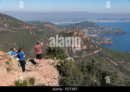 Blick von der Pic du Cap Roux an der Küste, Esterel, Saint-Raphaël, Abt. Var, Côte d ' Azur, Frankreich Stockfoto