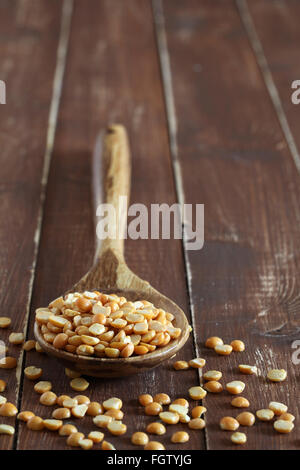 Kochlöffel mit gelben Erbsen Stockfoto