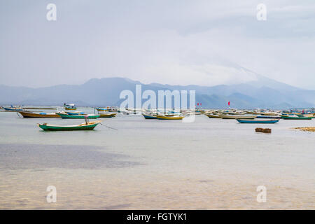 Mehrere Boote in die Zucht von Algen verankert sind nahe dem Strand von Jungutbatu Dorf, Nusa Lembongan, Bali, Indonesien Stockfoto