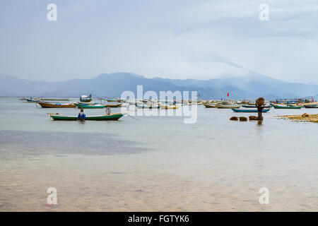 Mehrere Boote in die Zucht von Algen verankert sind nahe dem Strand von Jungutbatu Dorf, Nusa Lembongan, Bali, Indonesien Stockfoto