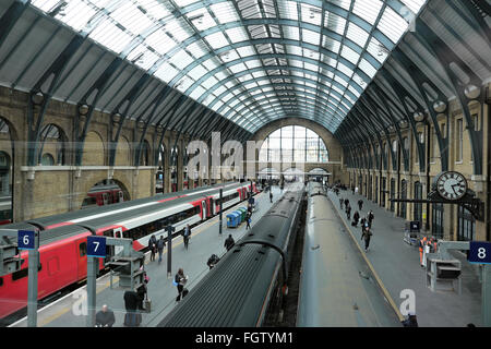 Passagiere auf der Plattform besteigen der Züge am Bahnhof Kings Cross in London KATHY DEWITT Stockfoto