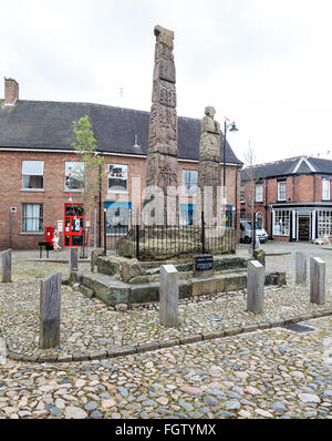 Die Sandbach Kreuze sind zwei 9. Jahrhundert Stein angelsächsischen Kreuze auf dem Marktplatz Sandbach Cheshire England UK Stockfoto