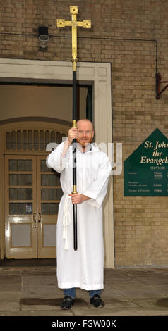 Gay-Rights-Aktivist Philip Christopher Baldwin übernimmt den Part der Kreuzblütler in den Dienst der Eucharistie in der Pfarrkirche St. Johannes mit St Andrew Featuring: Philip Christopher Baldwin wo: London, Vereinigtes Königreich bei: 17. Januar 2016 Stockfoto