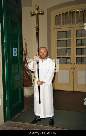 Gay-Rights-Aktivist Philip Christopher Baldwin übernimmt den Part der Kreuzblütler in den Dienst der Eucharistie in der Pfarrkirche St. Johannes mit St Andrew Featuring: Philip Christopher Baldwin wo: London, Vereinigtes Königreich bei: 17. Januar 2016 Stockfoto