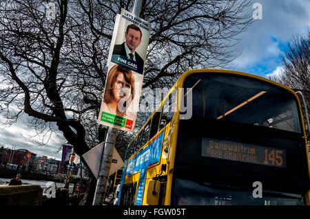 Dublin, Irland. 22. Februar 2016. Wahlplakate durch den Fluss Liffey in der Hauptstadt. Die irische allgemeine Wahl Wll nehmen legen diese Freitag, 26. Februar 2016. Bildnachweis: Richard Wayman/Alamy Live-Nachrichten Stockfoto