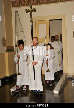 Gay-Rights-Aktivist Philip Christopher Baldwin übernimmt den Part der Kreuzblütler in den Dienst der Eucharistie in der Pfarrkirche St. Johannes mit St Andrew Featuring: Philip Christopher Baldwin wo: London, Vereinigtes Königreich bei: 17. Januar 2016 Stockfoto