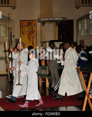 Gay-Rights-Aktivist Philip Christopher Baldwin übernimmt den Part der Kreuzblütler in den Dienst der Eucharistie in der Pfarrkirche St. Johannes mit St Andrew Featuring: Philip Christopher Baldwin wo: London, Vereinigtes Königreich bei: 17. Januar 2016 Stockfoto