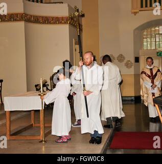 Gay-Rights-Aktivist Philip Christopher Baldwin übernimmt den Part der Kreuzblütler in den Dienst der Eucharistie in der Pfarrkirche St. Johannes mit St Andrew Featuring: Philip Christopher Baldwin wo: London, Vereinigtes Königreich bei: 17. Januar 2016 Stockfoto