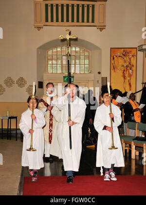 Gay-Rights-Aktivist Philip Christopher Baldwin übernimmt den Part der Kreuzblütler in den Dienst der Eucharistie in der Pfarrkirche St. Johannes mit St Andrew Featuring: Philip Christopher Baldwin wo: London, Vereinigtes Königreich bei: 17. Januar 2016 Stockfoto