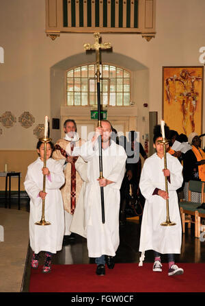 Gay-Rights-Aktivist Philip Christopher Baldwin übernimmt den Part der Kreuzblütler in den Dienst der Eucharistie in der Pfarrkirche St. Johannes mit St Andrew Featuring: Philip Christopher Baldwin wo: London, Vereinigtes Königreich bei: 17. Januar 2016 Stockfoto