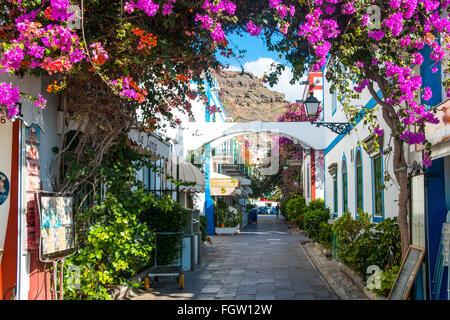 Schmale Straße und Dorf Häuser geschmückt mit Blumen, Puerto de Mogan, Gran Canaria, Kanarische Inseln, Spanien, Europa Stockfoto