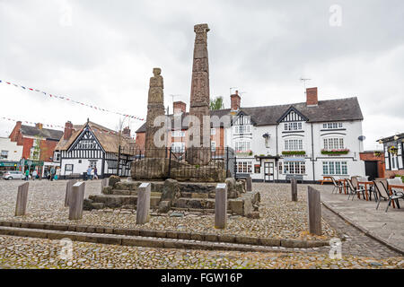 Die Sandbach Kreuze sind zwei 9. Jahrhundert Stein angelsächsischen Kreuze auf dem Marktplatz Sandbach Cheshire England UK Stockfoto