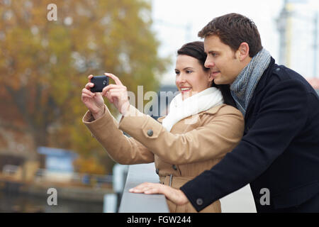 Touristen auf einer Städtereise fotografieren mit smartphone Stockfoto