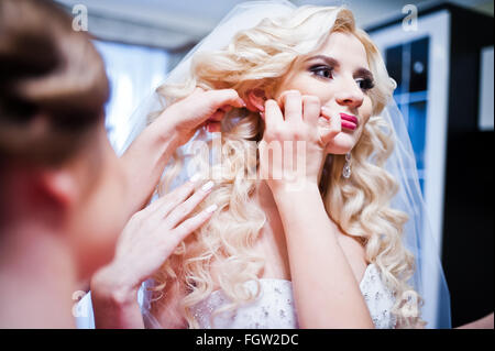 Brautjungfer tragen Ohrringe Braut Stockfoto