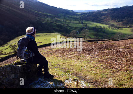 Einzelne einsame Dame auf der Suche Troutbeck talabwärts von Troutbeck Zunge Stockfoto