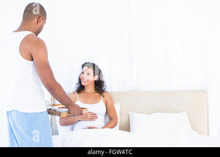 Das Frühstück für glückliche schwangere Frau Mann Stockfoto