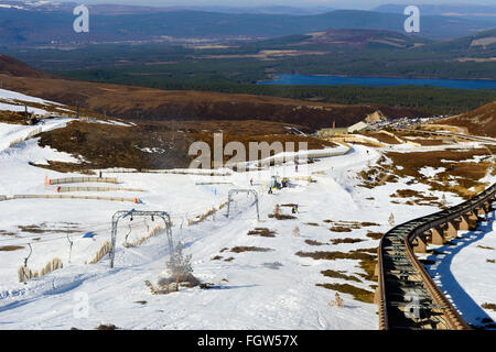 Blick nach unten von Standseilbahn Cairngorm Mountain Ski Centre, Aviemore, schottischen Highlands, UK Stockfoto