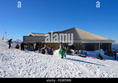 Skifahrer und Snowboarder außerhalb Ptarmigan Restaurant am Cairngorm Mountain Ski Centre, Aviemore, schottischen Highlands, UK Stockfoto