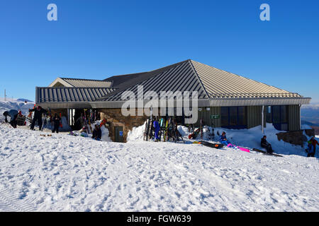 Skifahrer und Snowboarder außerhalb Ptarmigan Restaurant am Cairngorm Mountain Ski Centre, Aviemore, schottischen Highlands, UK Stockfoto