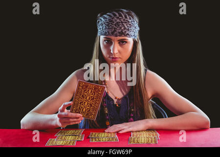Wahrsagerin mit Tarot-Karten Stockfoto