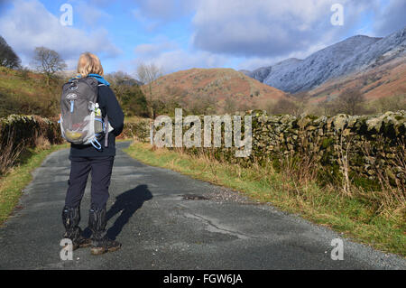 Einzelne einsame Dame Troutbeck Zunge von Ing Lane im Tal Troutbeck betrachten Stockfoto